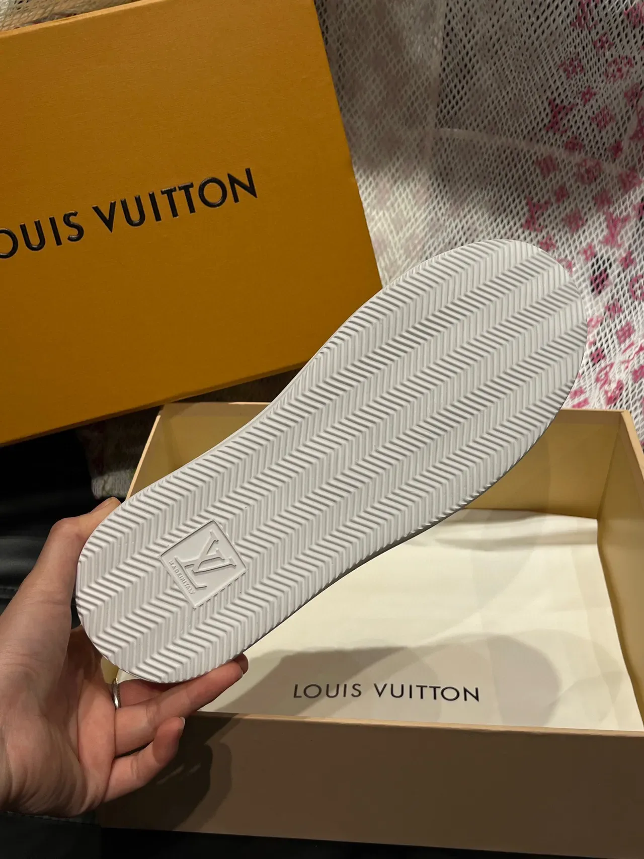 Louis Vuitton LV Trainer श्वेत भूरा छिद्रित लोगो मोनोग्राम सूड ओवरले लाइफस्टाइल स्नीकर्स 9