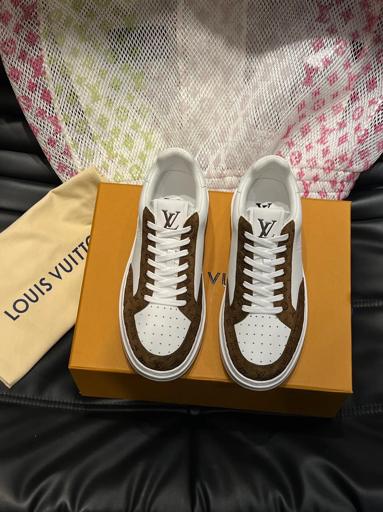 Louis Vuitton LV Trainer Branco Marrom Painel Logo Perfurado Recobrimentos de Camurça Monogram Sneakers Lifestyle 2