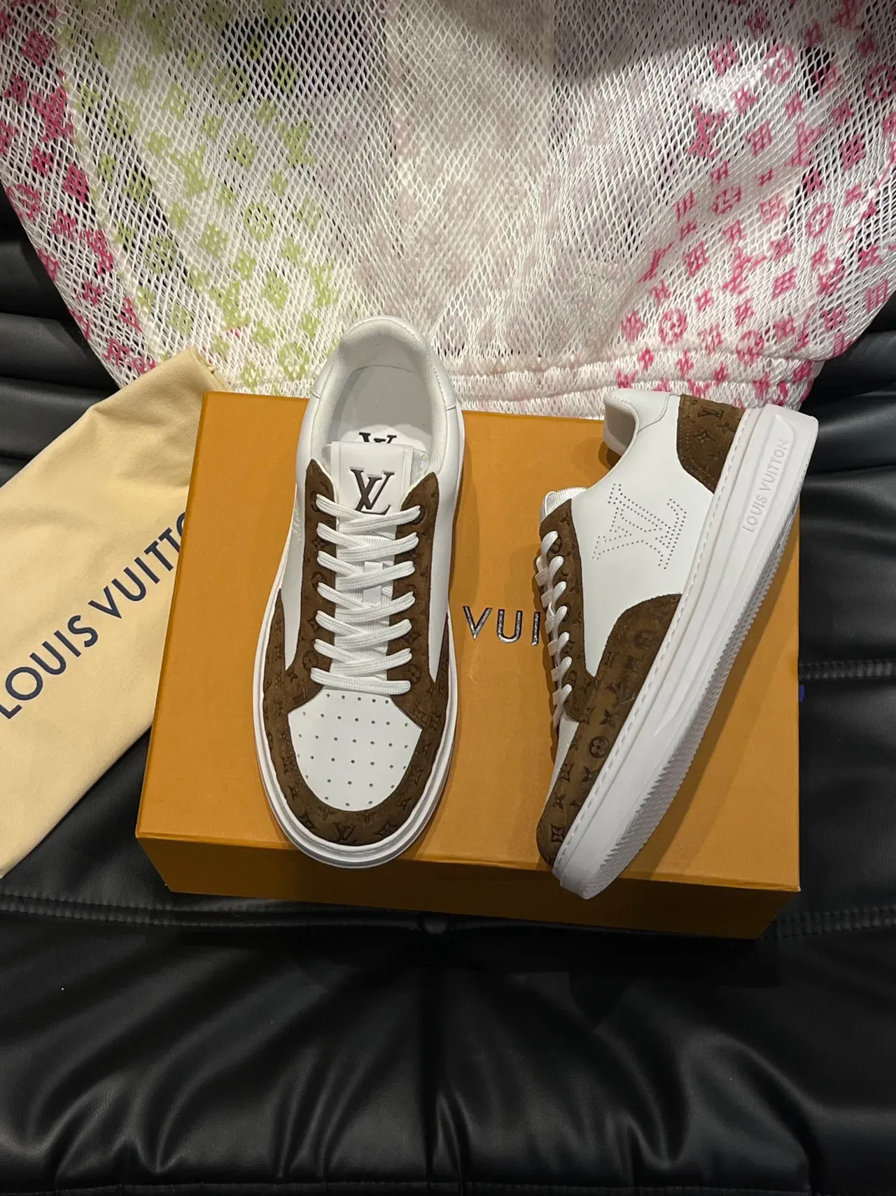 Louis Vuitton LV Trainer Branco Marrom Painel Logo Perfurado Recobrimentos de Camurça Monogram Sneakers Lifestyle 3