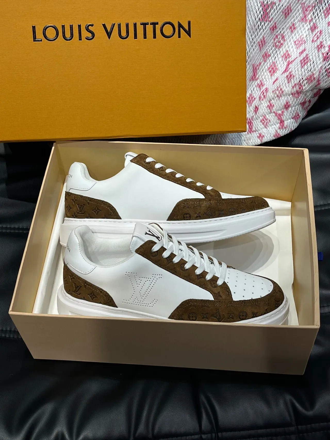 Louis Vuitton LV Trainer Branco Marrom Painel Logo Perfurado Recobrimentos de Camurça Monogram Sneakers Lifestyle 4