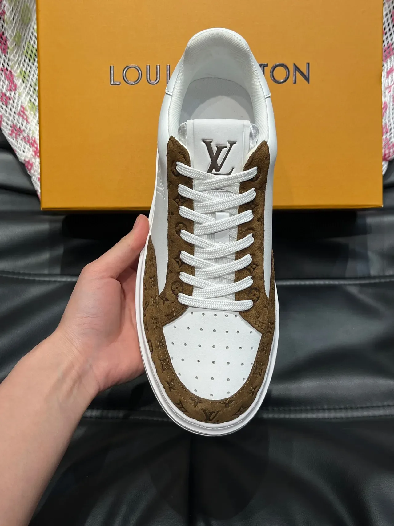 Louis Vuitton LV Trainer Branco Marrom Painel Logo Perfurado Recobrimentos de Camurça Monogram Sneakers Lifestyle 5