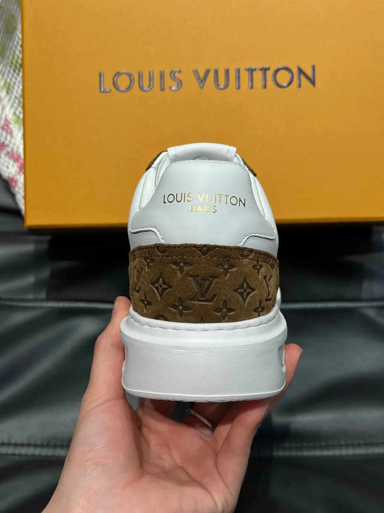 Louis Vuitton LV Trainer Branco Marrom Painel Logo Perfurado Recobrimentos de Camurça Monogram Sneakers Lifestyle 7