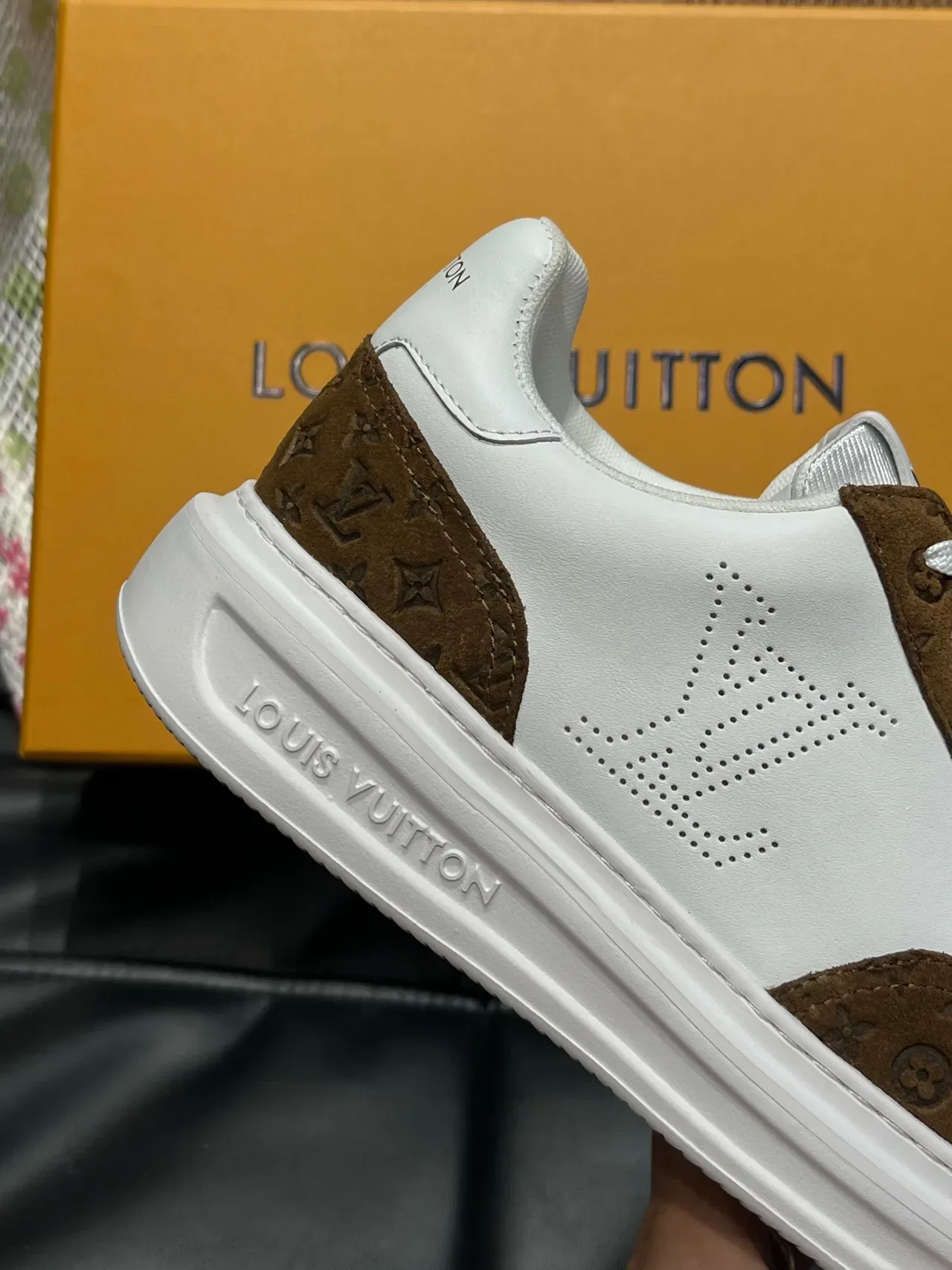 Louis Vuitton LV Trainer Branco Marrom Painel Logo Perfurado Recobrimentos de Camurça Monogram Sneakers Lifestyle 8