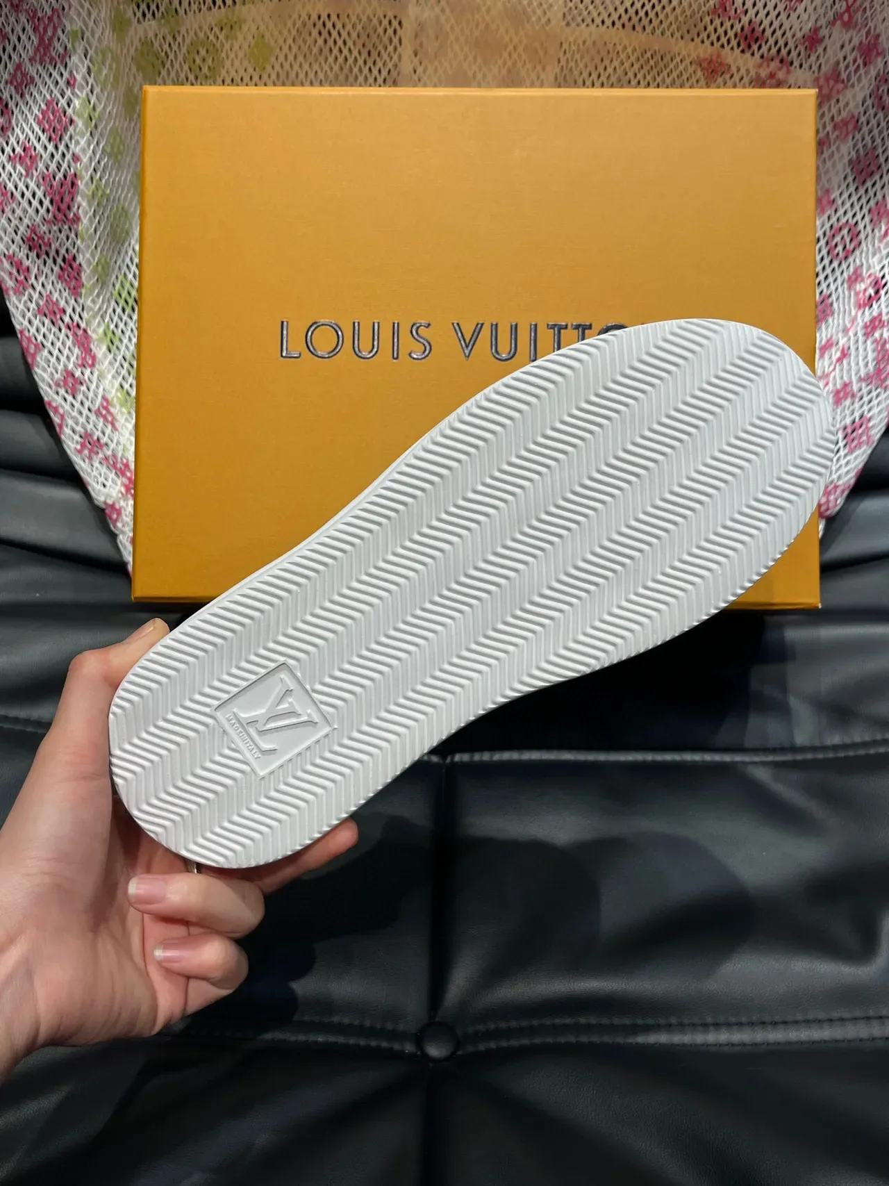 Louis Vuitton LV Trainer Branco Marrom Painel Logo Perfurado Recobrimentos de Camurça Monogram Sneakers Lifestyle 9