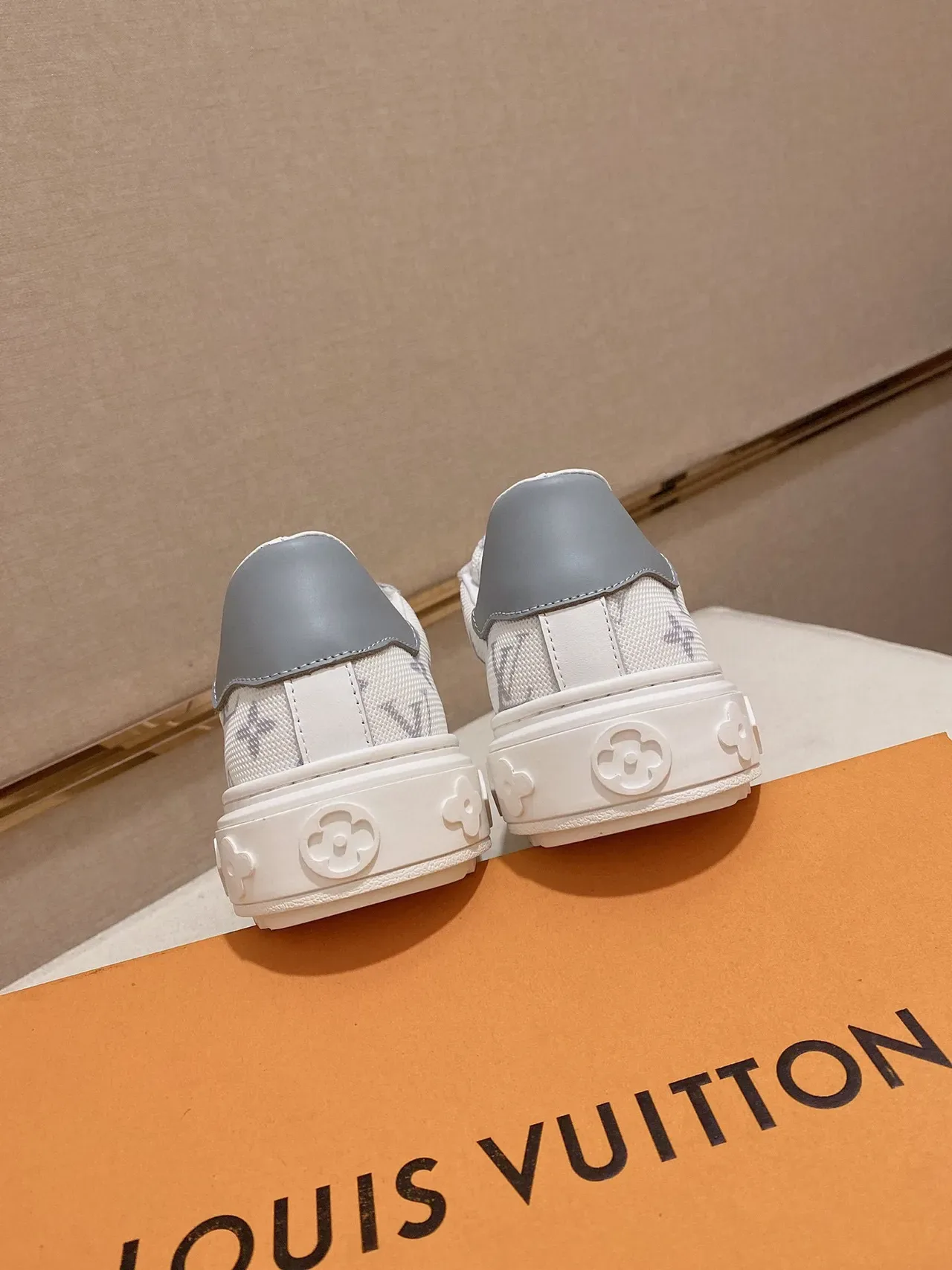 Louis Vuitton LV Trainer Sneakers Lifestyle Blanc et Gris Monogram Toile Accents Cuir 3