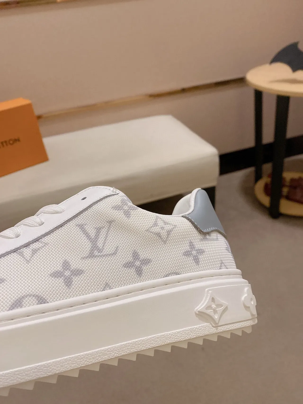 Louis Vuitton LV Trainer Sneakers Lifestyle Blanc et Gris Monogram Toile Accents Cuir 4