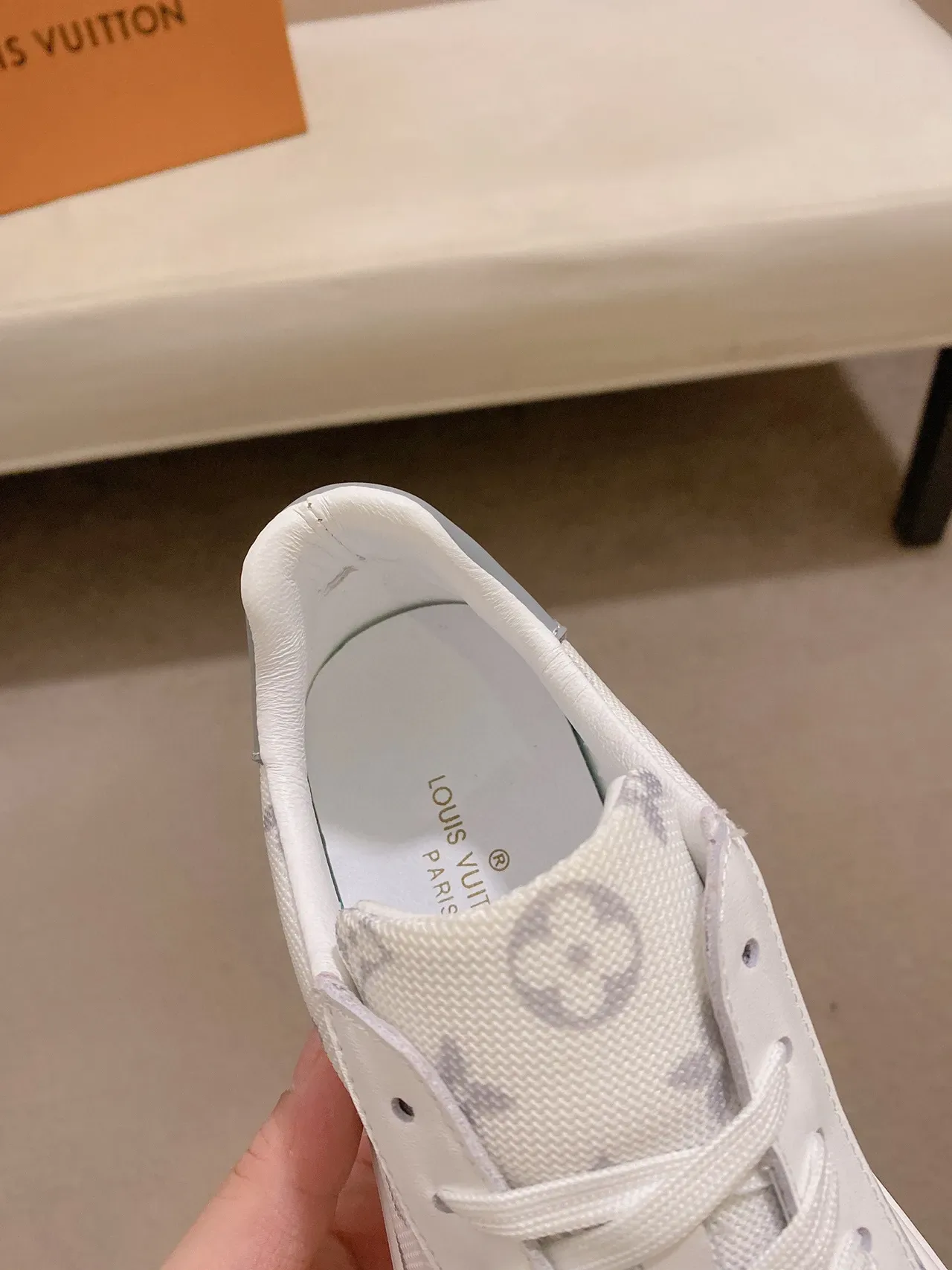 Louis Vuitton LV Trainer Sneakers Lifestyle Blanc et Gris Monogram Toile Accents Cuir 5