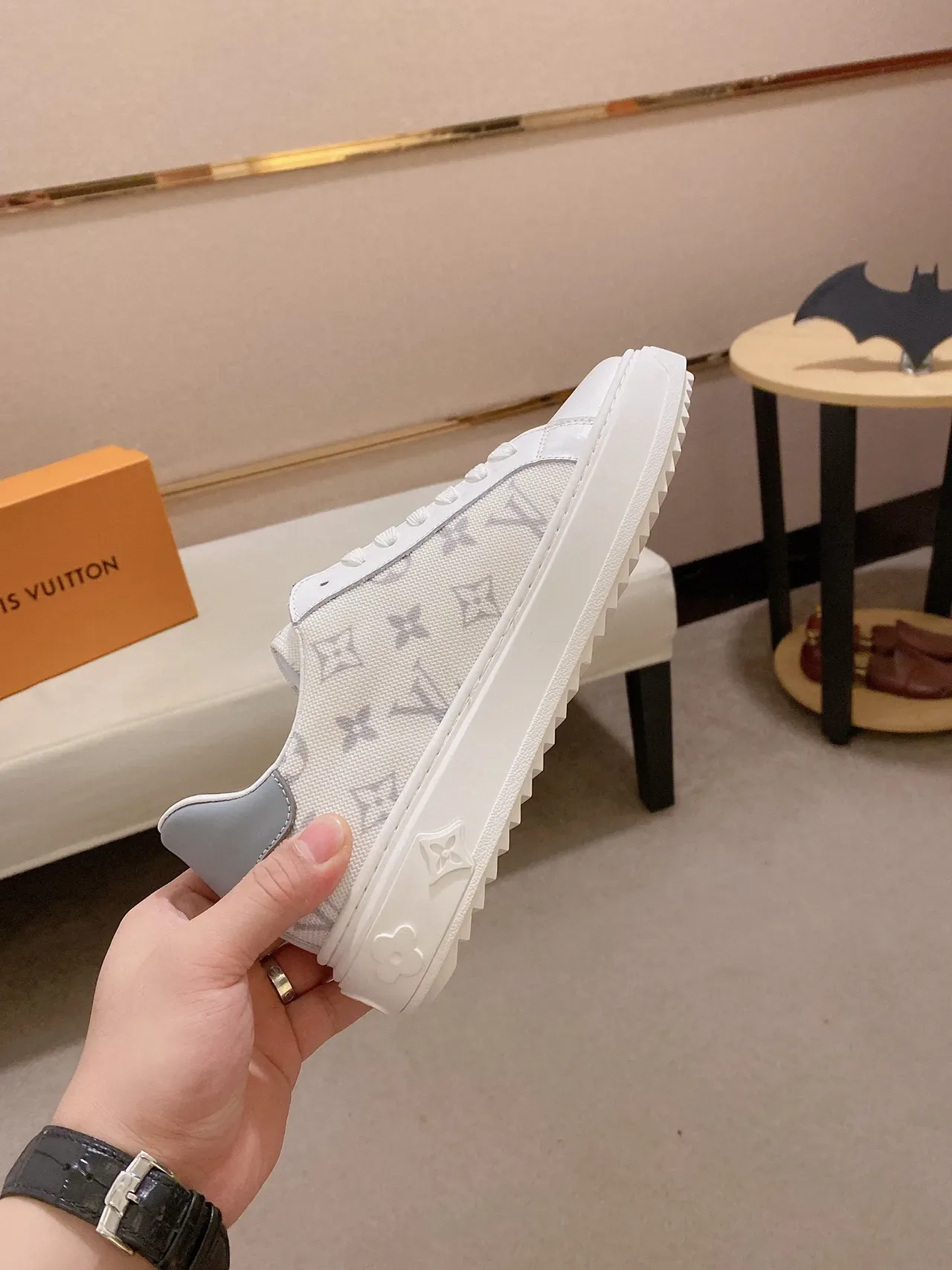 Louis Vuitton LV Trainer Sneakers Lifestyle Blanc et Gris Monogram Toile Accents Cuir 6