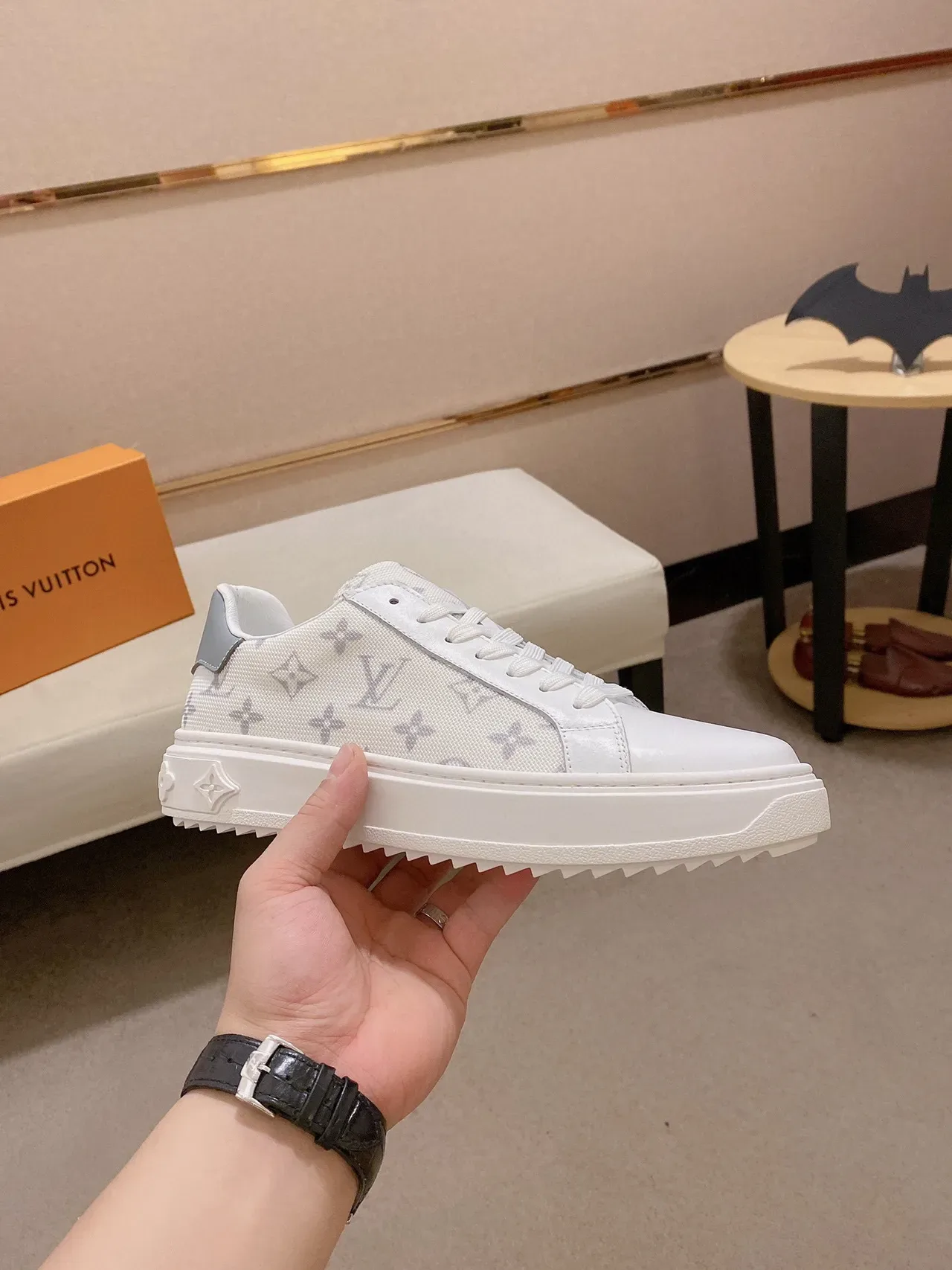 Louis Vuitton LV Trainer Sneakers Lifestyle Blanc et Gris Monogram Toile Accents Cuir 7