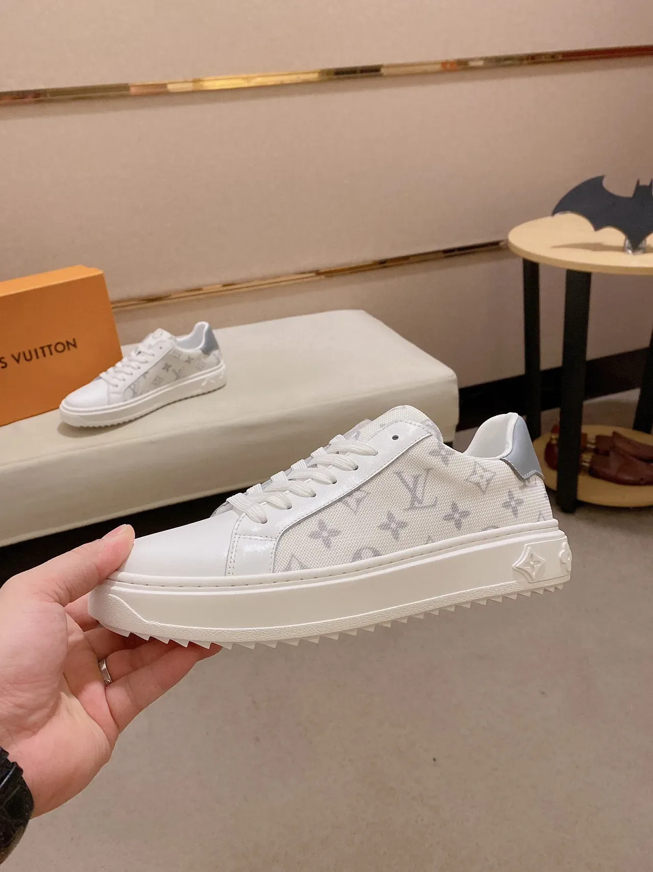 Louis Vuitton LV Trainer Sneakers Lifestyle Blanc et Gris Monogram Toile Accents Cuir 8