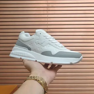 Louis Vuitton LV Trainer Zapatillas Lifestyle Blancas y Grises de Cuero Monogram Embossed Suela Gruesa