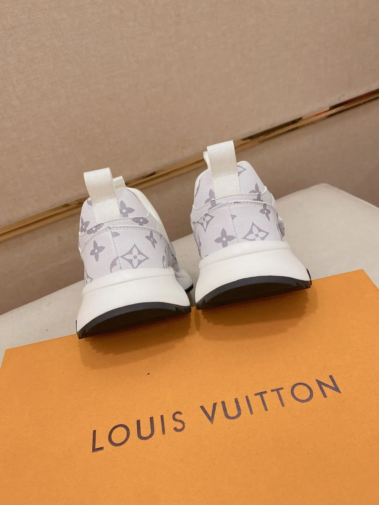 Louis Vuitton LV Trainer Tênis Lifestyle Slip-On Monogram Lona Branco e Cinza 2