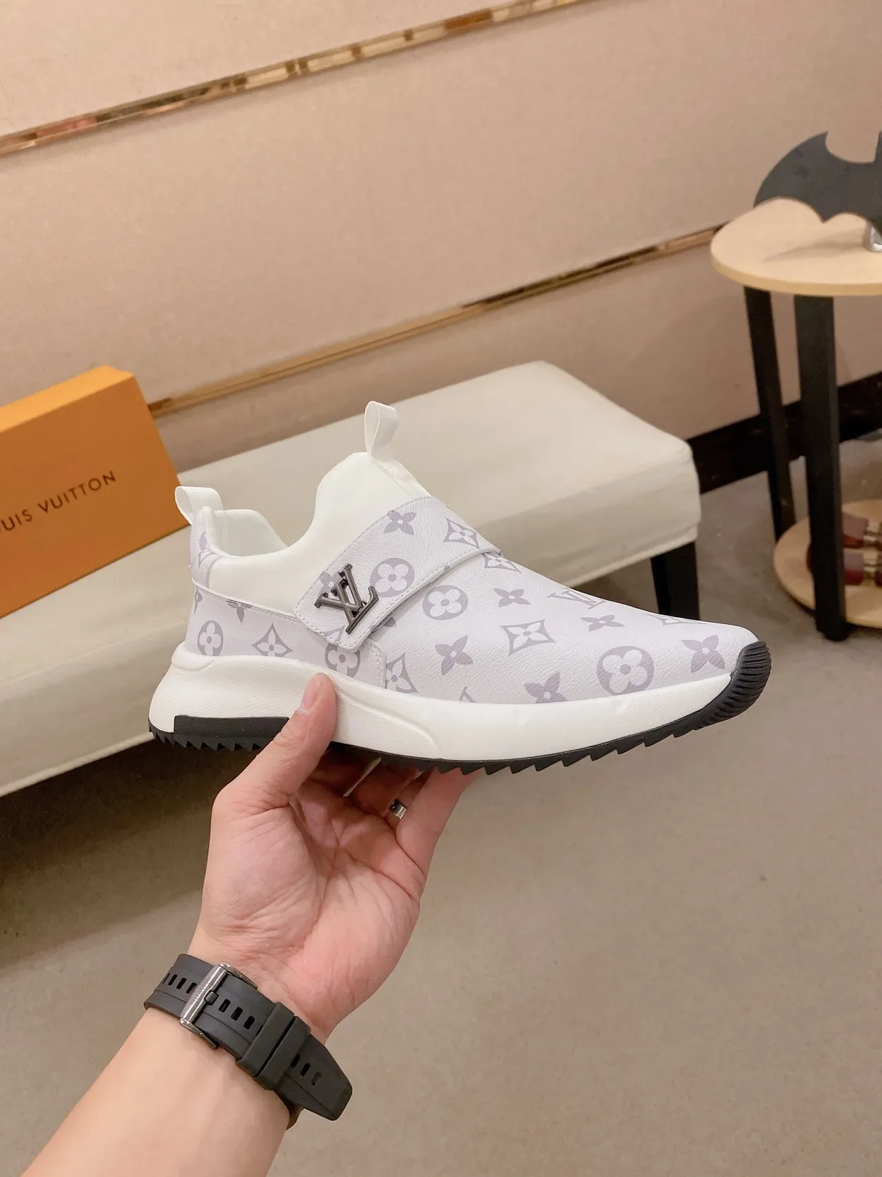 Louis Vuitton LV Trainer Tênis Lifestyle Slip-On Monogram Lona Branco e Cinza 4