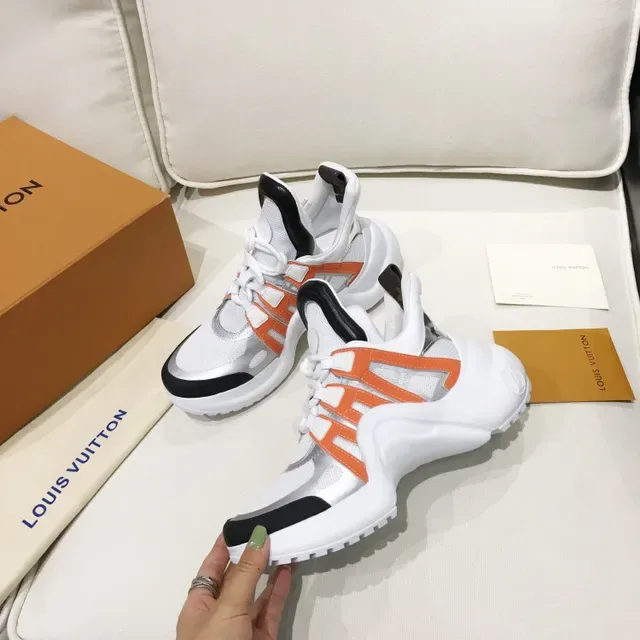 Louis Vuitton LV Trainer branco laranja sola esculpida chunky malha e construção de sobreposição sintética tênis lifestyle 5