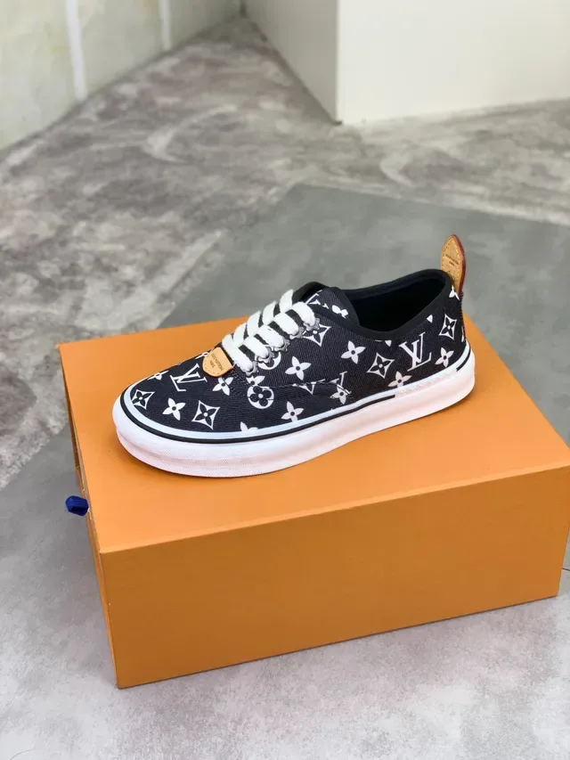 Louis Vuitton Monogram Lona Low-Top Tênis de Skateboard 4