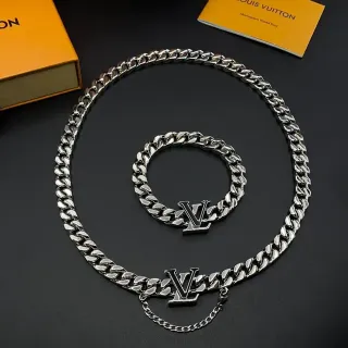 Louis Vuitton Monogram Corrente Prata Curb Plaque Colar
