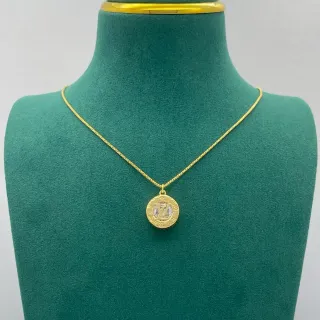 Colar Louis Vuitton Monogram Pendente de Moeda Ton Dourado
