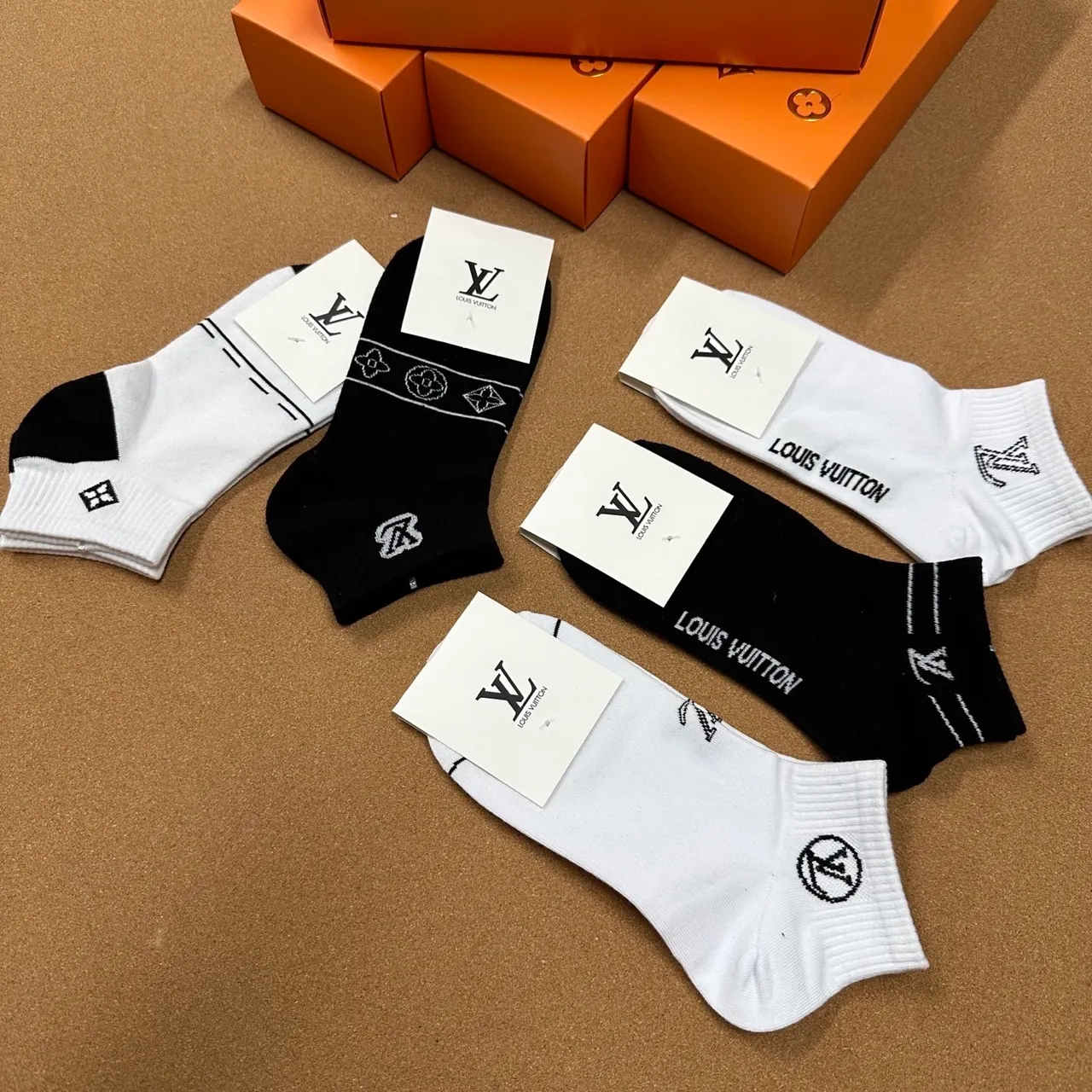 Louis Vuitton Monogram जवारب الكاحل المطرزة 2