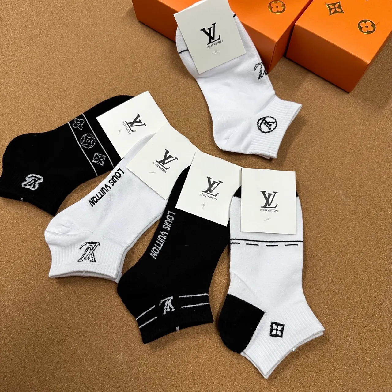 Louis Vuitton Monogram जवारب الكاحل المطرزة 3