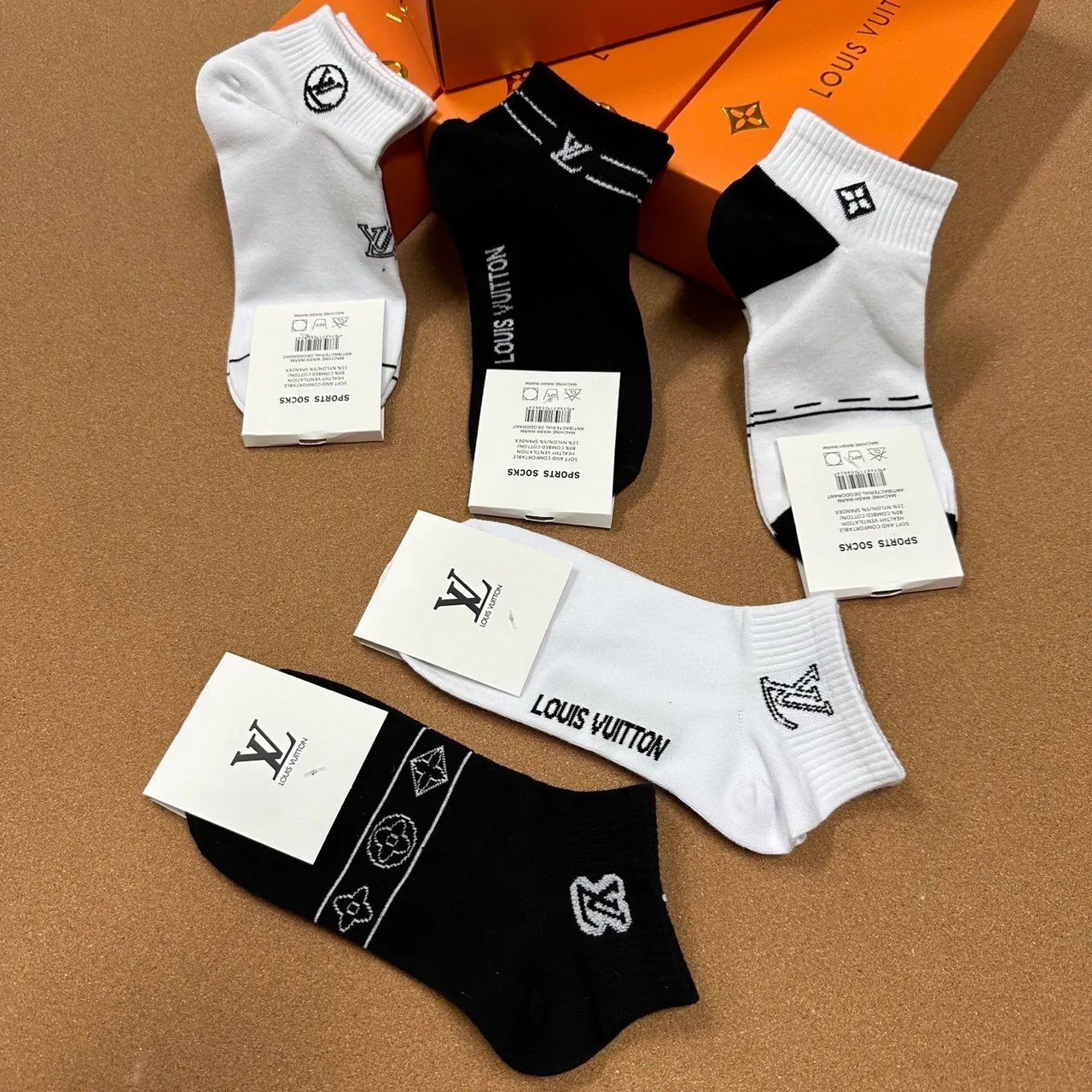 Louis Vuitton Monogram जवारب الكاحل المطرزة 4