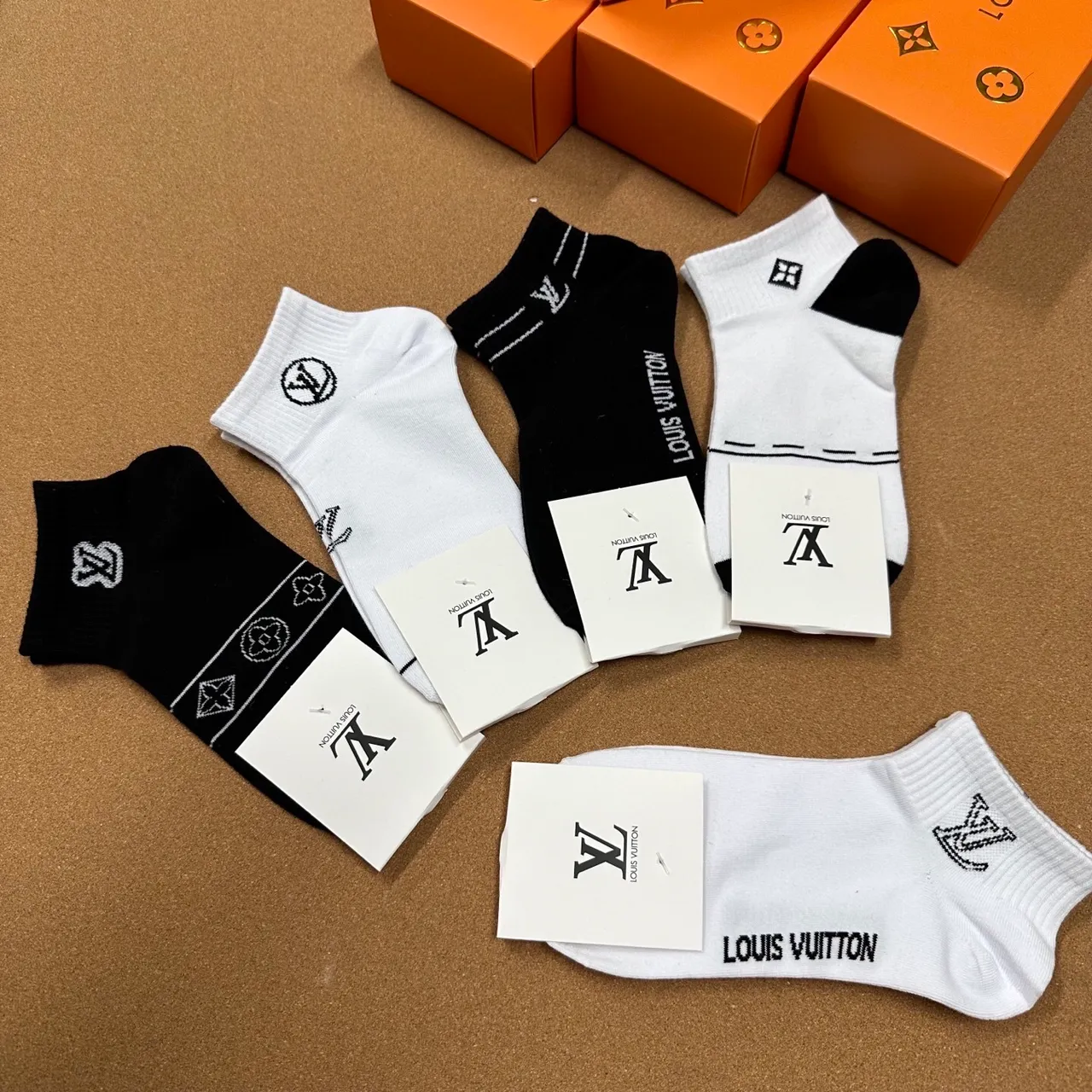 Louis Vuitton Monogram जवारب الكاحل المطرزة 5