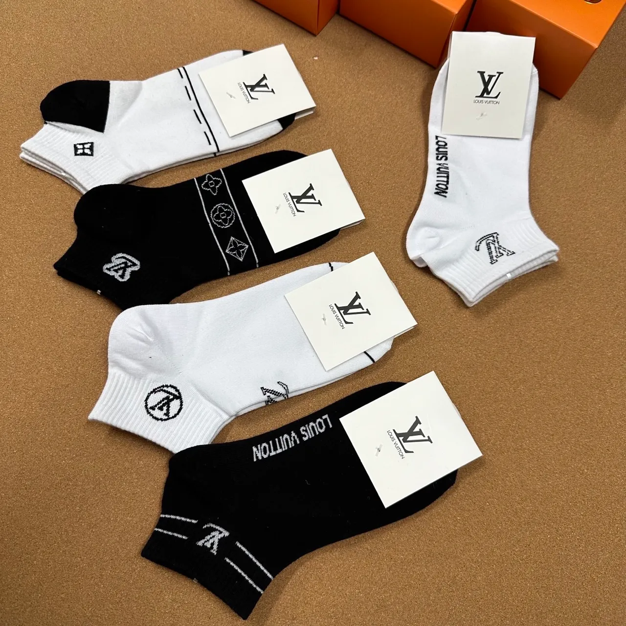 Louis Vuitton Monogram जवारب الكاحل المطرزة 7