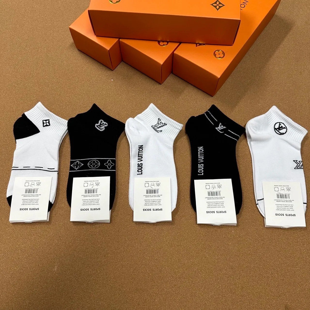 Louis Vuitton Monogram जवारب الكاحل المطرزة 8