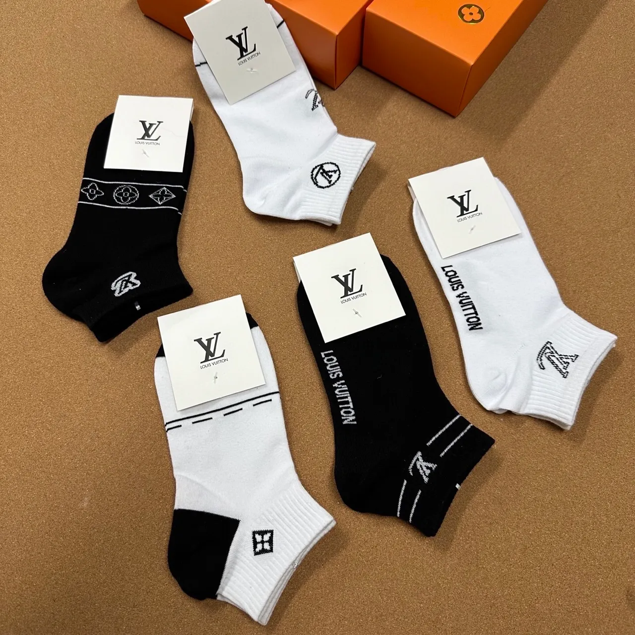 Louis Vuitton Monogram जवारب الكاحل المطرزة 9