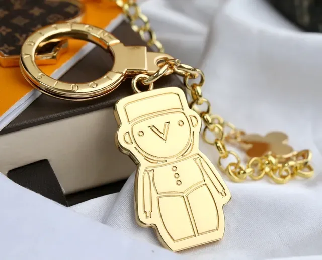 Louis Vuitton Monogram Flower 和 Vivienne Bear 金屬雕刻手機殼 3