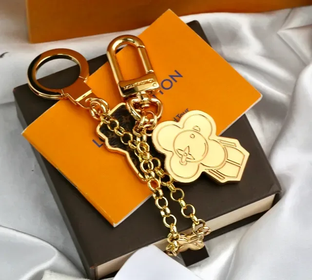 Louis Vuitton Monogram Flower 和 Vivienne Bear 金屬雕刻手機殼 4