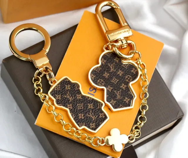 Louis Vuitton Monogram Flower 和 Vivienne Bear 金屬雕刻手機殼 5
