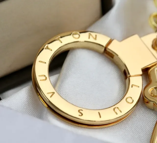 Louis Vuitton Monogram Flower 和 Vivienne Bear 金屬雕刻手機殼 6
