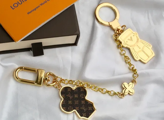 Louis Vuitton Monogram Flower 和 Vivienne Bear 金屬雕刻手機殼 7