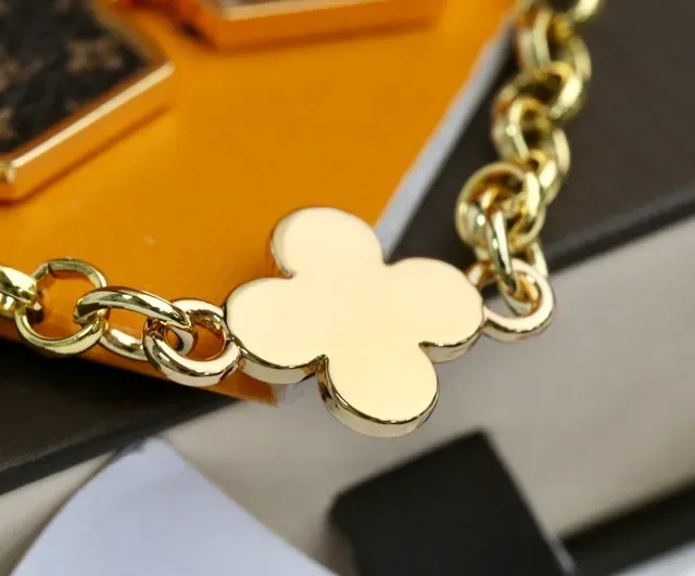 Louis Vuitton Monogram Flower 和 Vivienne Bear 金屬雕刻手機殼 8