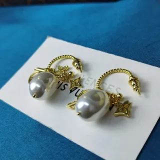 أقراط لويس فيتون Monogram Flower Baroque Pearl Gold-Tone