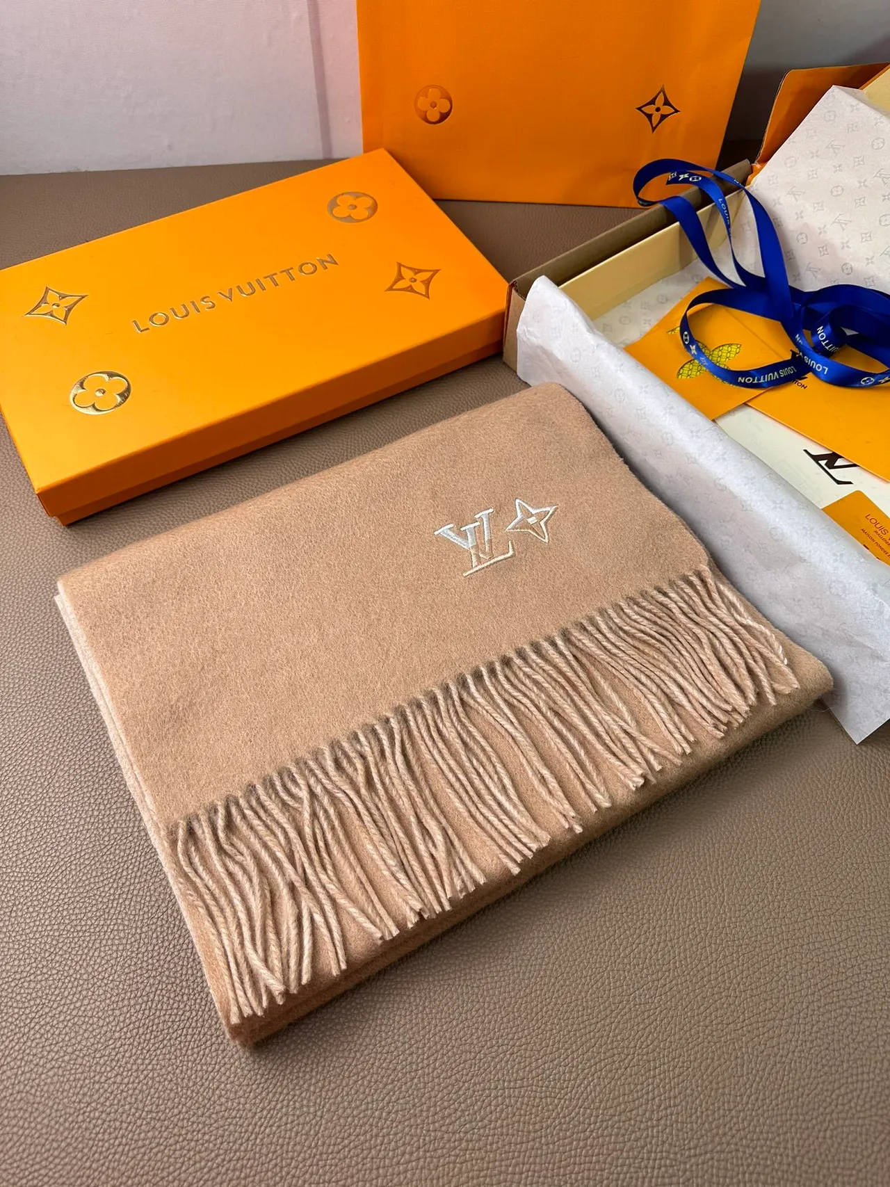 Écharpe Louis Vuitton Monogram brodée fleurs cachemire beige 4