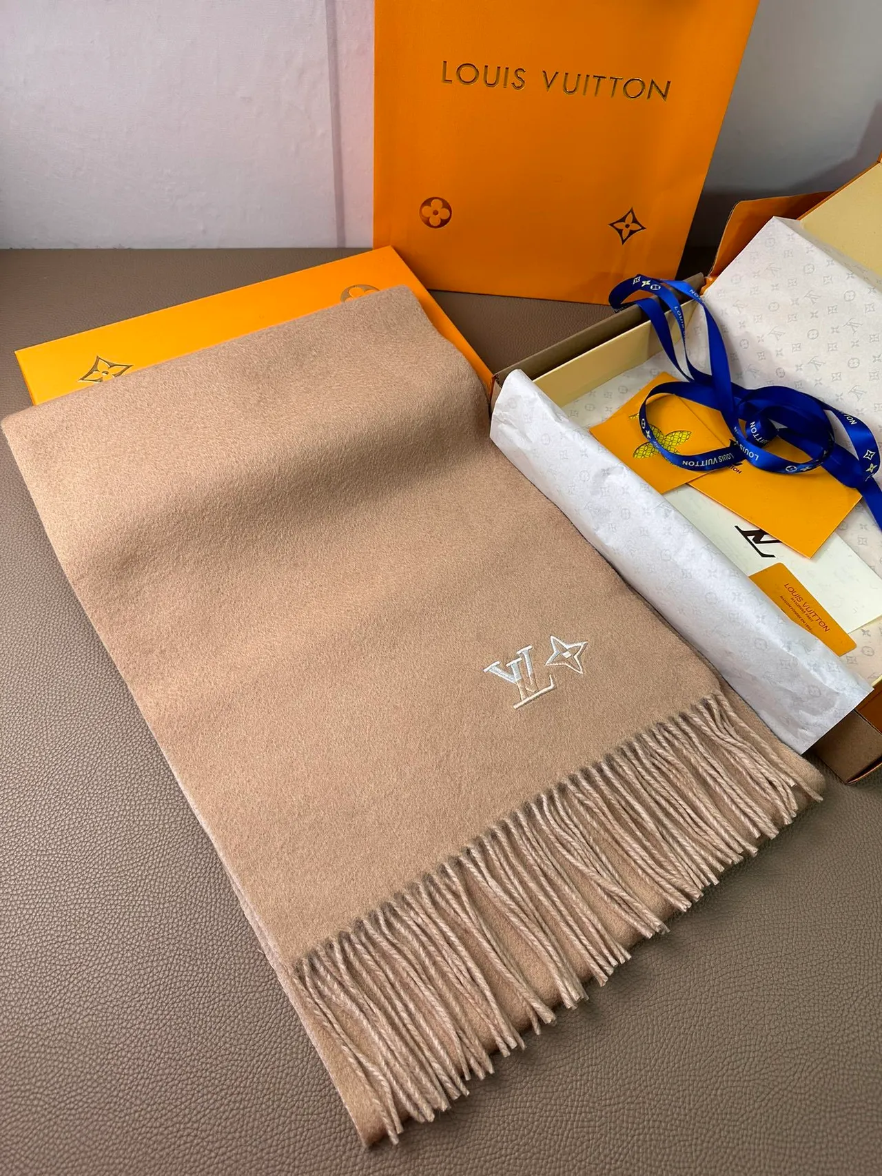 Écharpe Louis Vuitton Monogram brodée fleurs cachemire beige 5