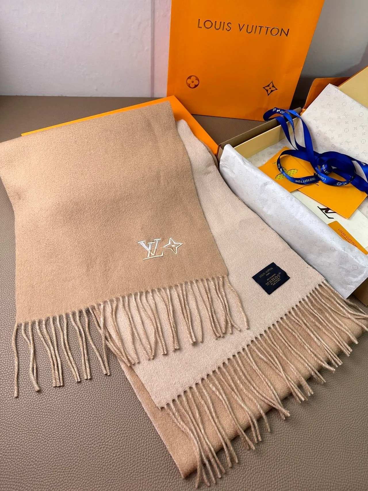 Écharpe Louis Vuitton Monogram brodée fleurs cachemire beige 8