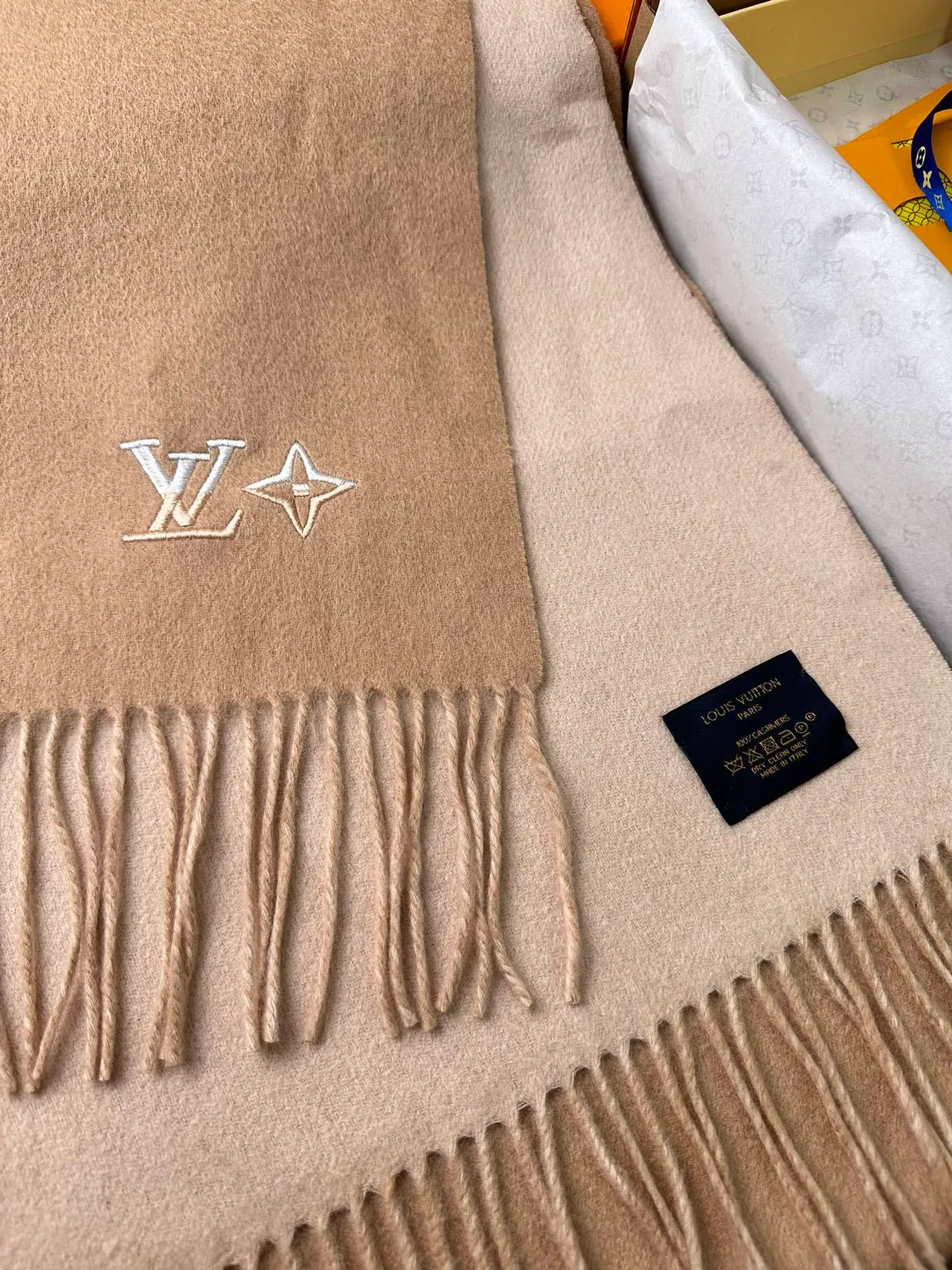 Écharpe Louis Vuitton Monogram brodée fleurs cachemire beige 6