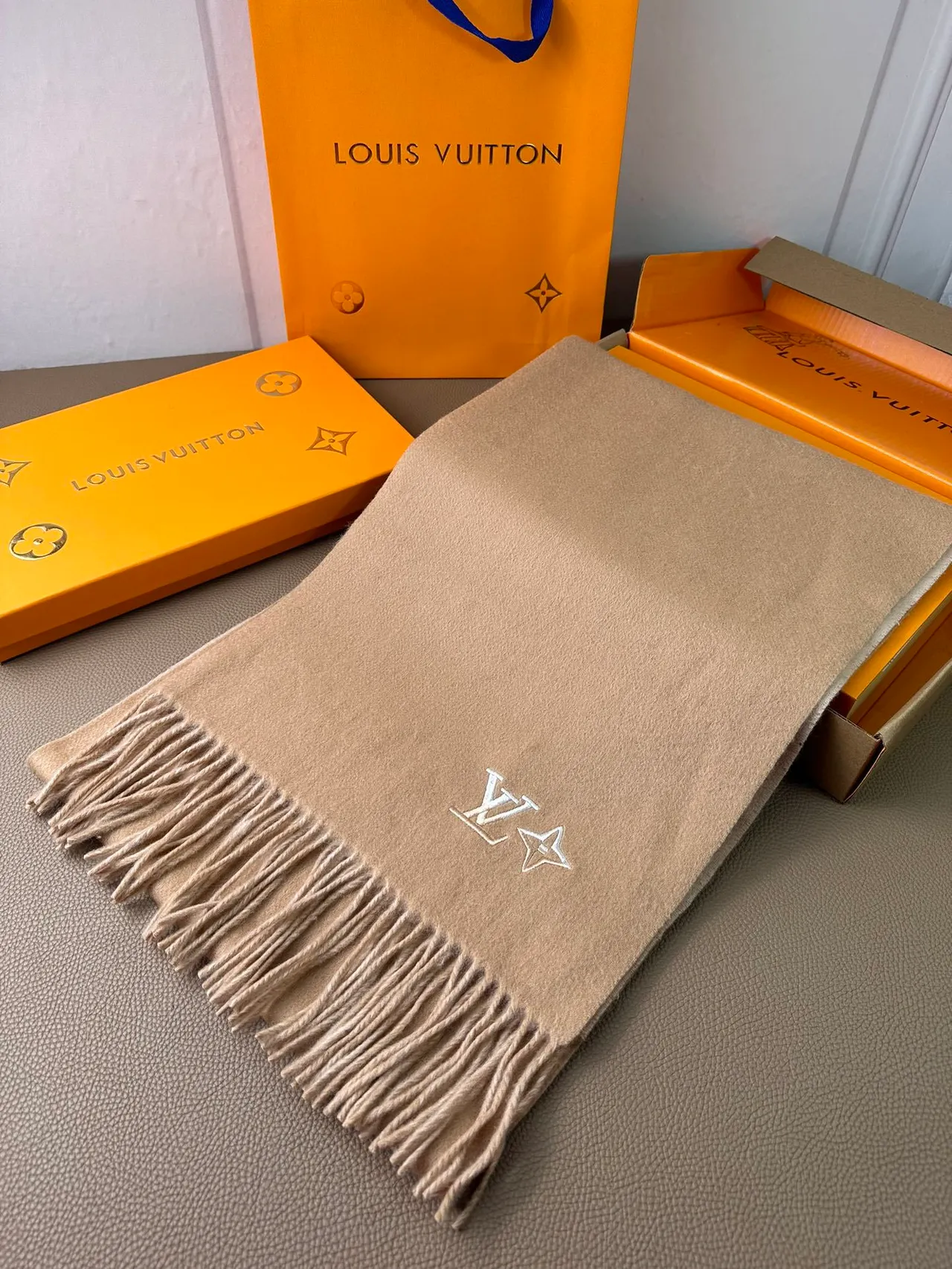 Écharpe Louis Vuitton Monogram brodée fleurs cachemire beige 7