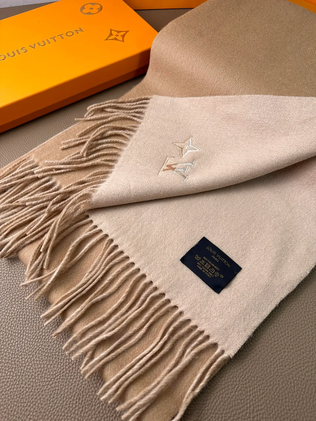 Écharpe Louis Vuitton Monogram brodée fleurs cachemire beige 9
