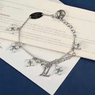 سوار Louis Vuitton Monogram Flower Pearl Charm فضي