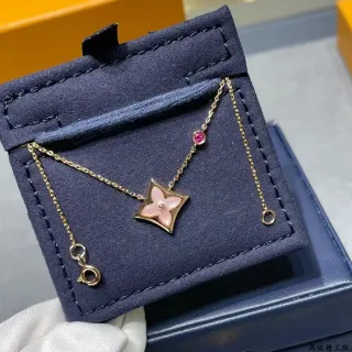 Colar Louis Vuitton Monogram Flor Rosa Madre Pérola e Rubi