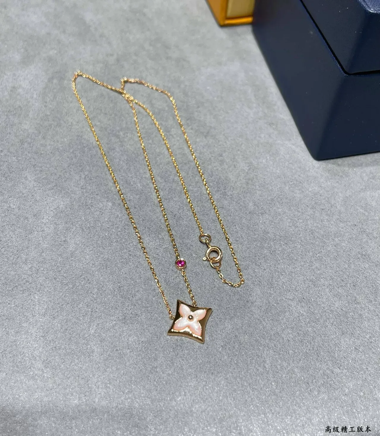 قلادة Louis Vuitton Monogram زهرة وردية شيل لؤلؤ وياقوت أحمر 2