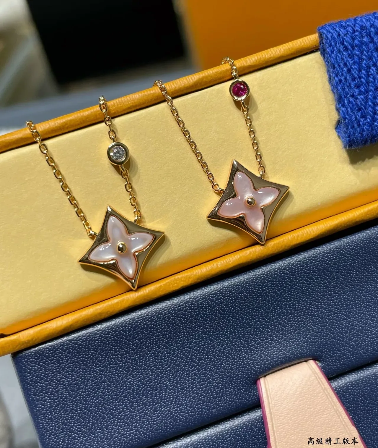 قلادة Louis Vuitton Monogram زهرة وردية شيل لؤلؤ وياقوت أحمر 4