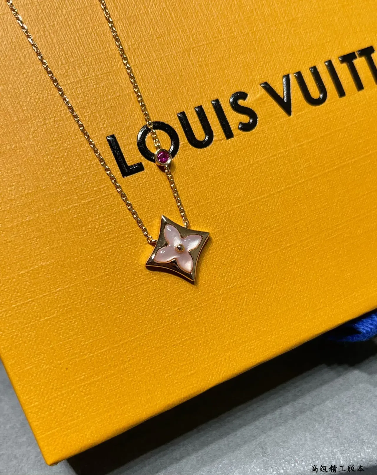قلادة Louis Vuitton Monogram زهرة وردية شيل لؤلؤ وياقوت أحمر 5