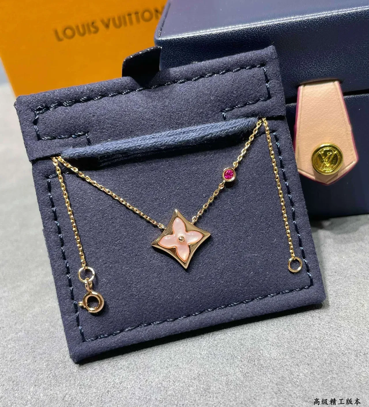 قلادة Louis Vuitton Monogram زهرة وردية شيل لؤلؤ وياقوت أحمر 6