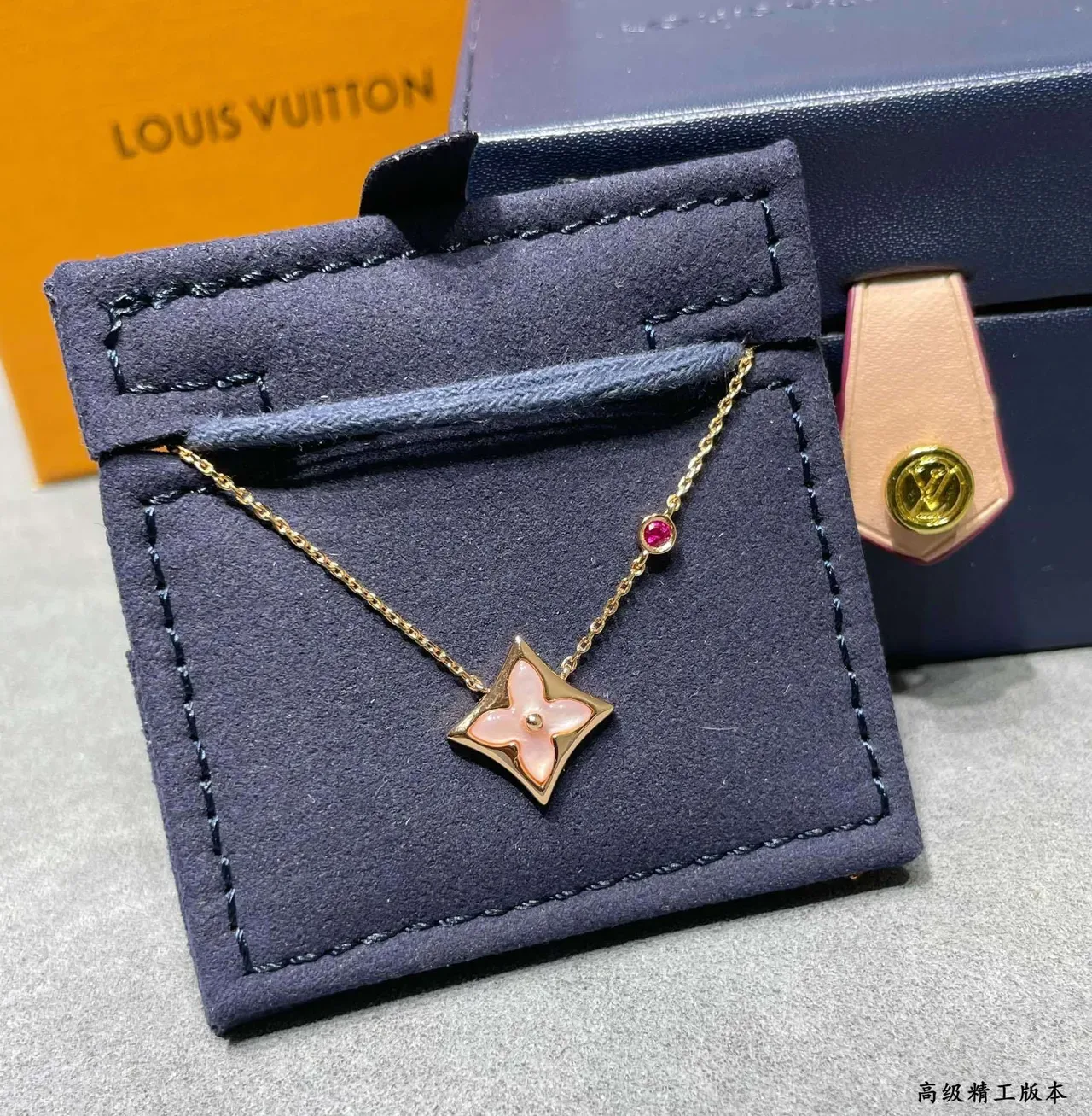 قلادة Louis Vuitton Monogram زهرة وردية شيل لؤلؤ وياقوت أحمر 7