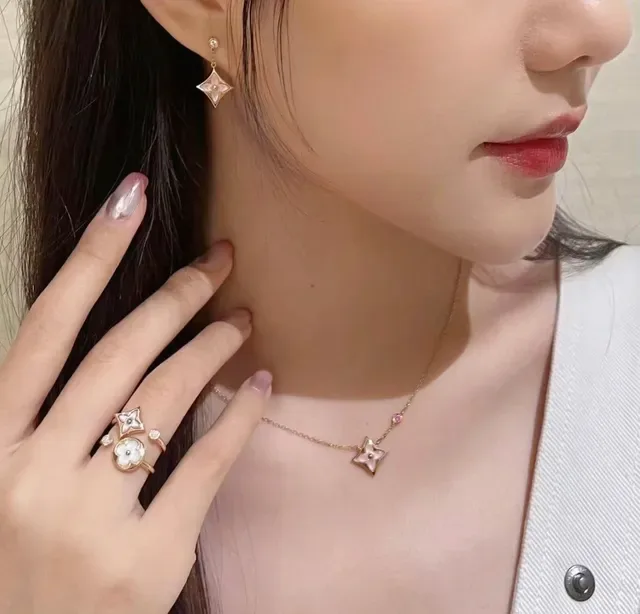 قلادة Louis Vuitton Monogram زهرة وردية شيل لؤلؤ وياقوت أحمر 8