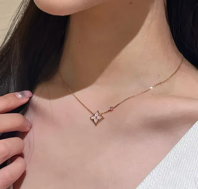 قلادة Louis Vuitton Monogram زهرة وردية شيل لؤلؤ وياقوت أحمر 9